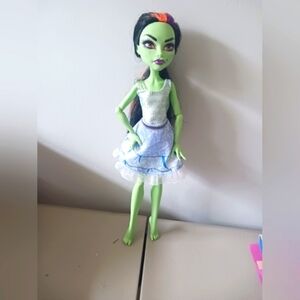 Monster High Casta Fierce Comes with outfit shown. EUC.